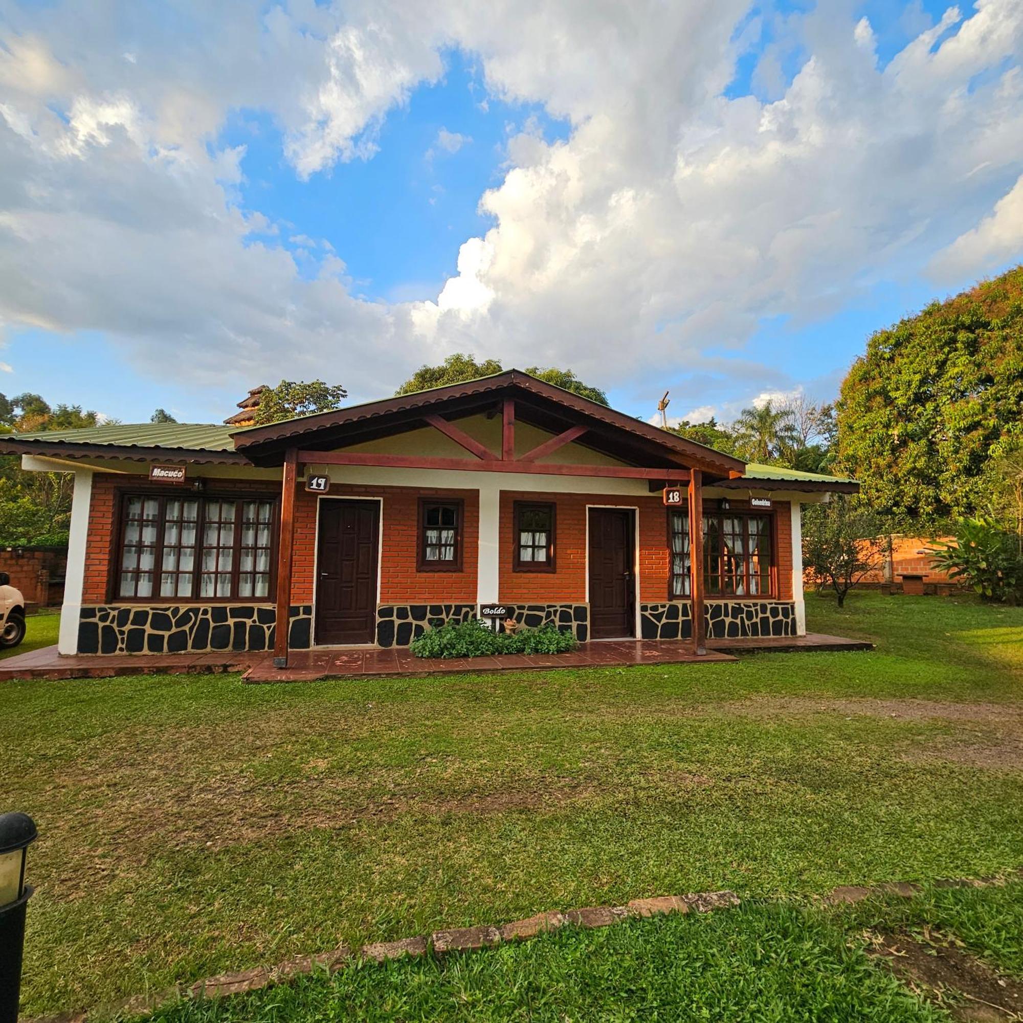 Cabanas El Refugio Del Mensu 푸에르토이과수 외부 사진